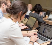 Studierende der Hochschule RheinMain arbeiten an ihren Laptops