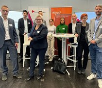 Gruppenfoto der Vertreter:innen der Hochschule RheinMain an Ihrem Stand beim eHealth-Kongress in Offenbach am Main